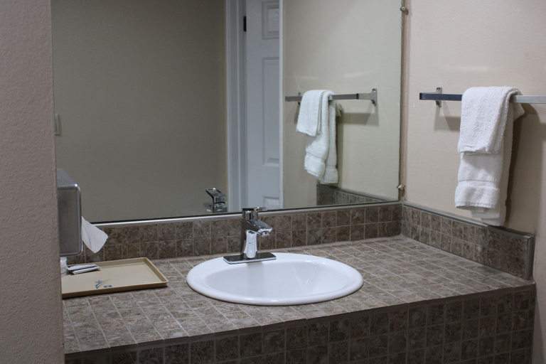 Bathroom 4, Motel 6 Selma, CA, Fresno