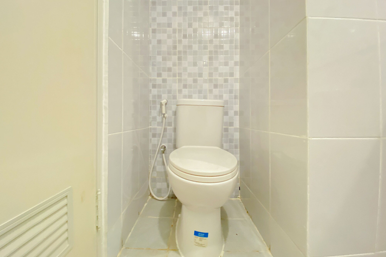 Bathroom 5, Well Design And Homey Studio Tokyo Riverside Pik 2 Apartment, Tangerang