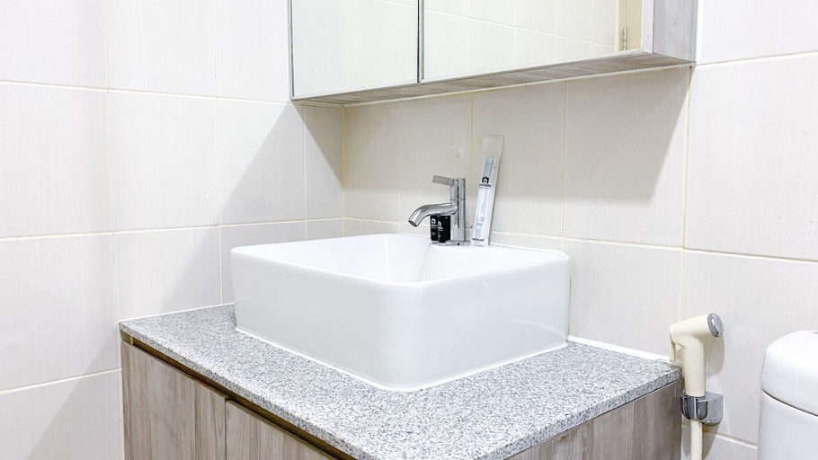Bathroom 3, Comfort And Minimalist Studio At Amethyst Apartment, Jakarta Pusat