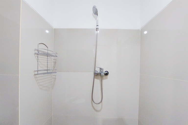 Bathroom 3, Cozy And Well Furnished Studio Baileys Apartment, South Tangerang