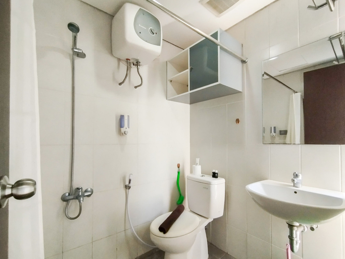 Bathroom 2, Strategic And Comfy Studio At Skyland City Jatinangor Apartment, Sumedang