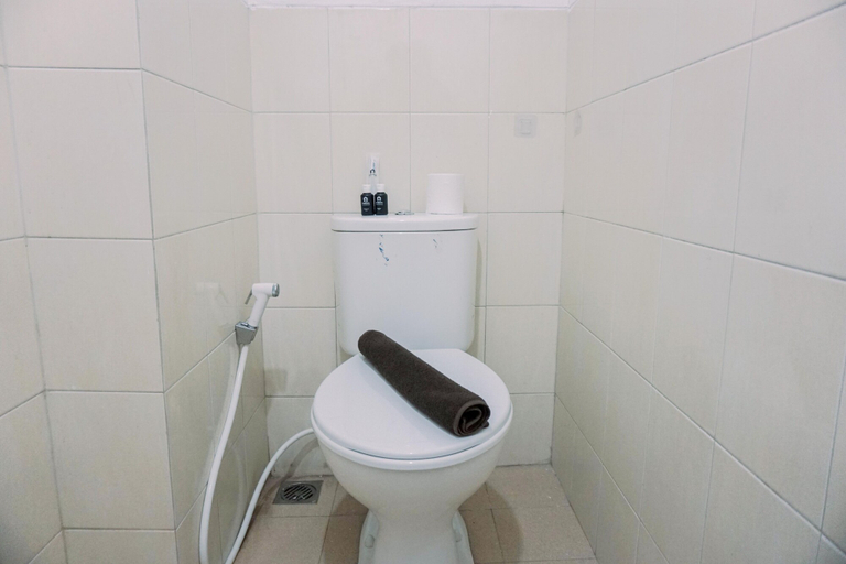 Bathroom 3, Brand New And Nice Studio At Urbantown Serpong Apartment, South Tangerang