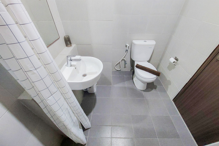 Bathroom 3, Best Homey And Nice Studio At Bintaro Icon Apartment, South Tangerang