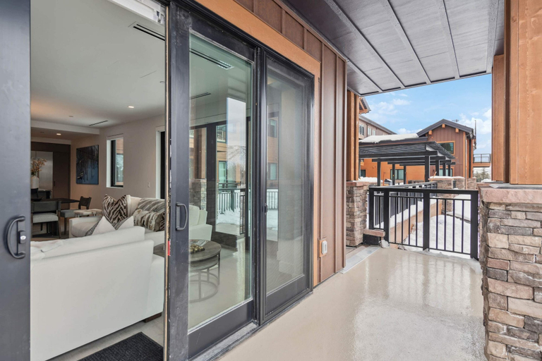 Exterior & Views 2, Frontgate by EWH, Eagle