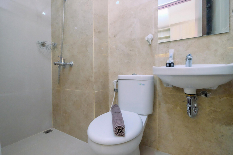 Bathroom 3, Cozy And Restful Studio At Transpark Cibubur Apartment, Depok