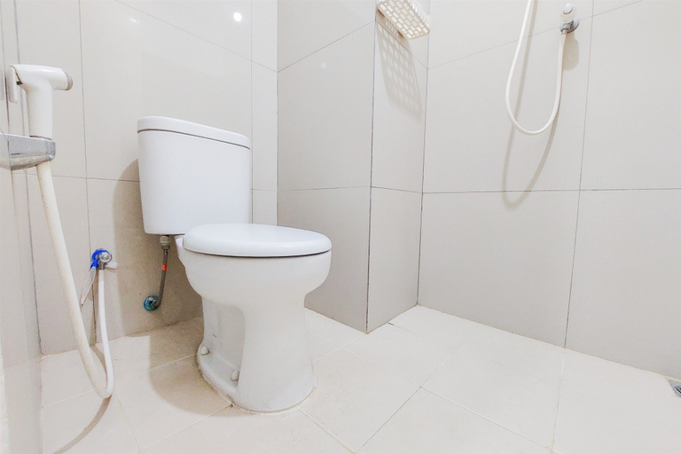 Bathroom 3, Warm And Cozy Stay Studio Baileys Apartment, South Tangerang