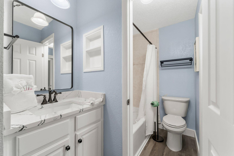 Bathroom 3, The Summit 1031, Bay