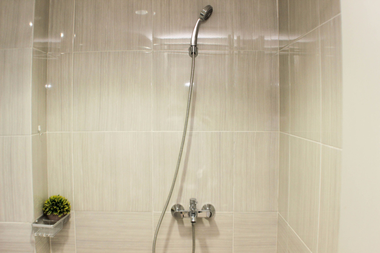 Bathroom 4, Cozy Stay And Tranquil Studio At Vasanta Innopark Apartment, Cikarang