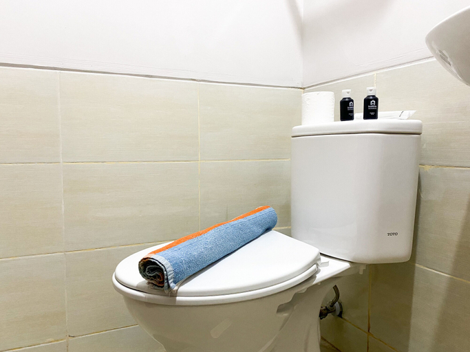 Bathroom 3, Modern Look And Homey Studio Apartment At Transpark Juanda Bekasi Timur, Bekasi