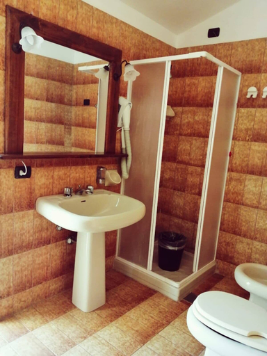 Bathroom 4, Club Malaspina Hotel & Resort, Oristano