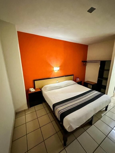 Bedroom 4, Hotel Montreal, León