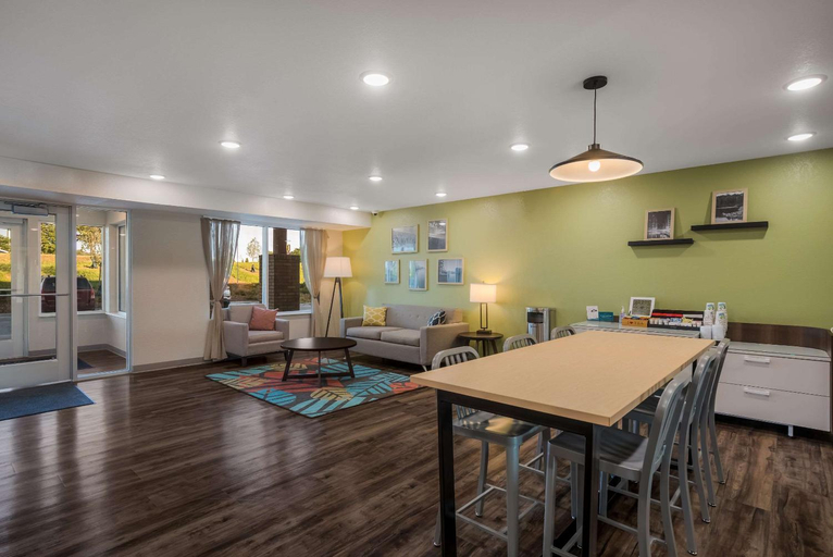 Public Area 2, Woodspring Suites Milwaukee - Menomonee Falls, Milwaukee