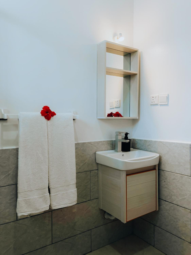 Bathroom 4, BT Seaside Cottages, Magharibi