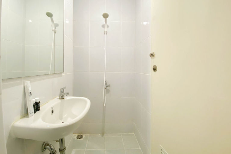 Bathroom 3, Studio Furnished With Comfort Design At Tokyo Riverside Pik 2 Apartment, Tangerang