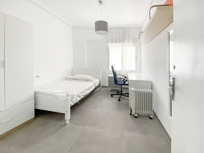 Bedroom 2, Elegant 4 beds train station upto 6 Pax, Castellón