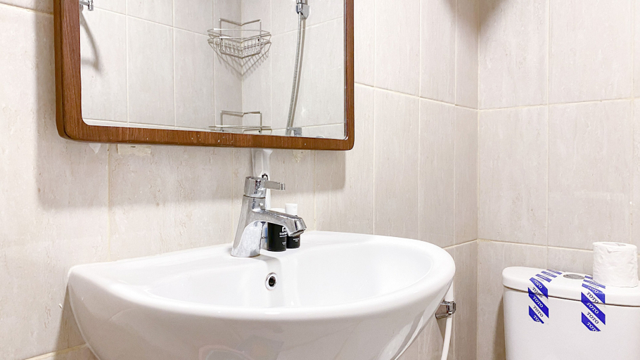 Bathroom 3, Nice And Homey 2Br At Citra Living Apartment, Jakarta Barat