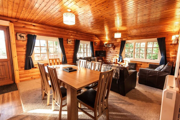 Food & Drinks 4, Brenin 3 Bedroom rural wood Lodge, Gwynedd