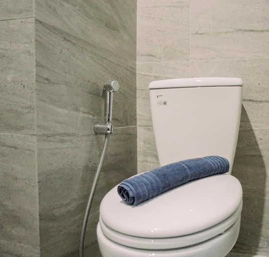 Bathroom 5, Homey And Comfy Studio Collins Boulevard Apartment, Tangerang