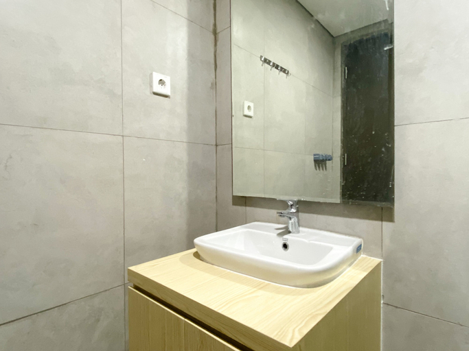 Bathroom 2, Minimalist And Comfy Studio At Pollux Chadstone Apartment, Cikarang