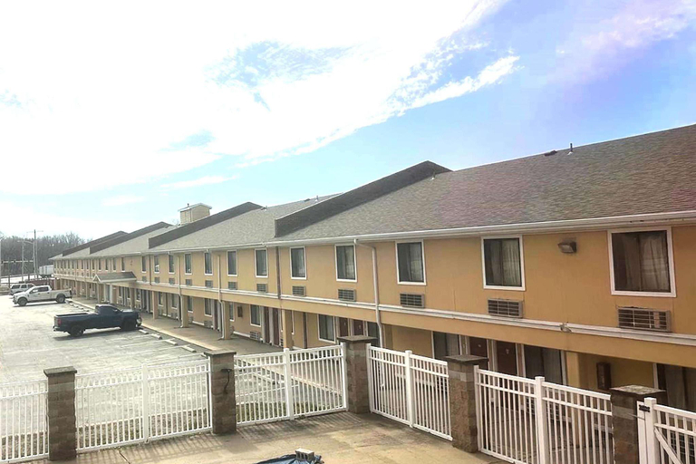 Exterior & Views 2, Super 8 by Wyndham Fort Scott, Bourbon
