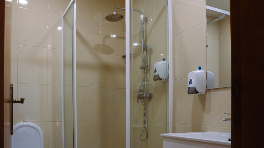 Bathroom 3, COVA DE LOBO, Batalha