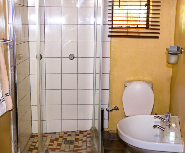 Bathroom 3, Self Catering Chalets - Manyeleti, Ehlanzeni