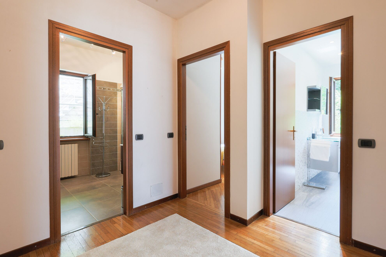 Hallway, 270 View, Como