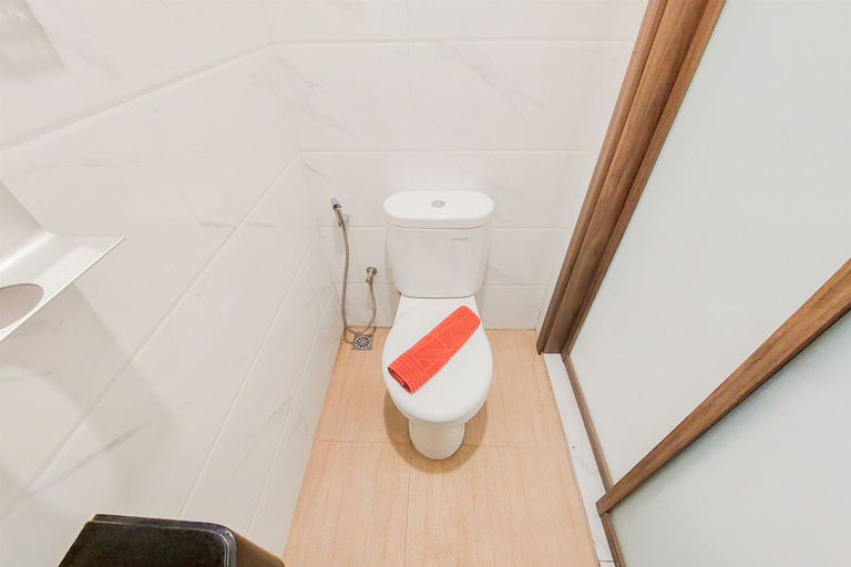Bathroom 5, Simply And Nice Studio At Sky House Alam Sutera Apartment, Tangerang