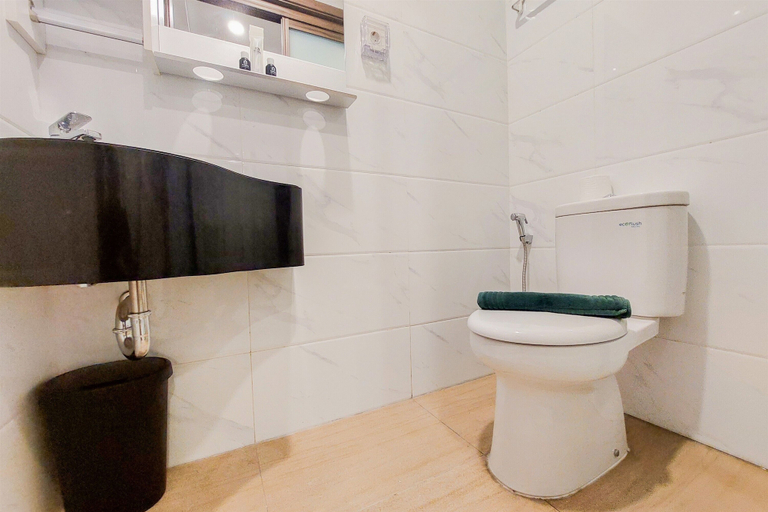 Bathroom 2, Simple And Cozy Stay Studio Sky House Alam Sutera Apartment, Tangerang
