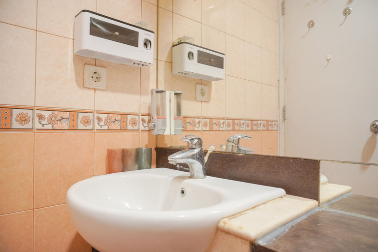 Bathroom 4, Spacious And Good 3Br At 18Th Floor French Walk (Moi) Apartment, North Jakarta