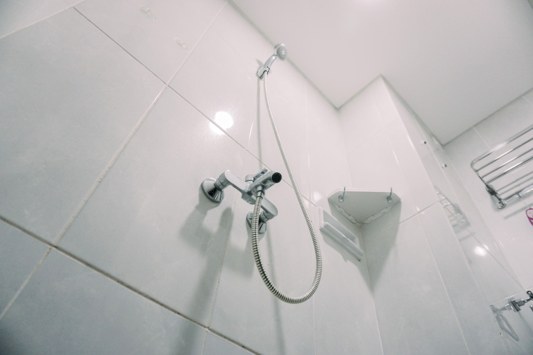 Bathroom 4, Compact And Homey Studio At Serpong Garden Apartment, Tangerang