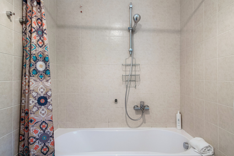 Bathroom 5, Bird's Eye View, Como