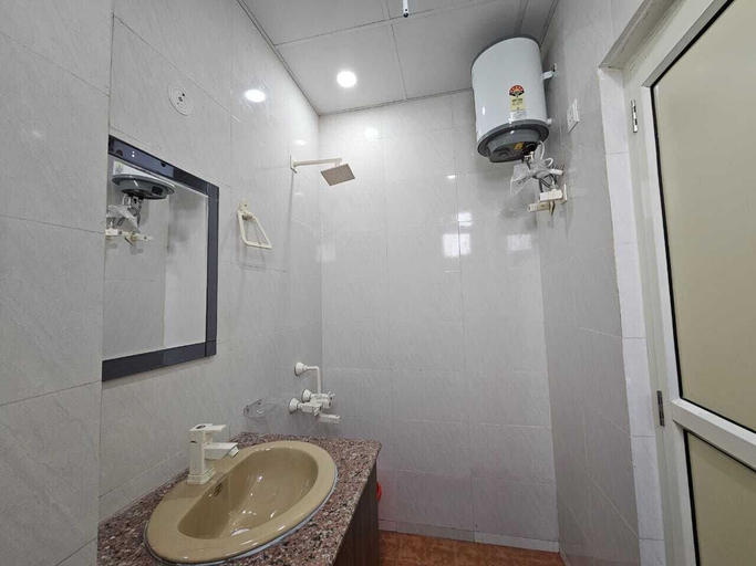Bathroom 2, Hotel Vistacrest Noida Sector 104, Gautam Buddha Nagar