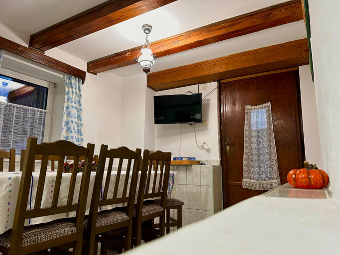 Others 5, Casa Aurelia, Pietroasa