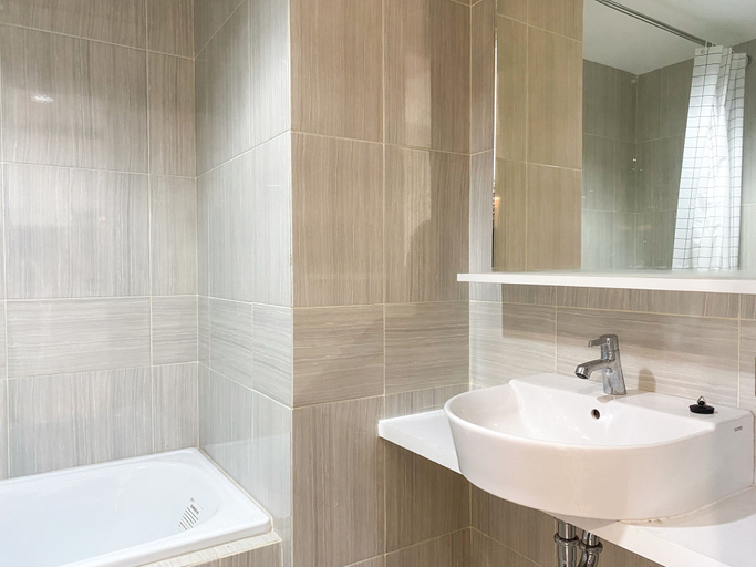 Bathroom 3, Relaxing Studio At Vasanta Innopark Apartment, Cikarang