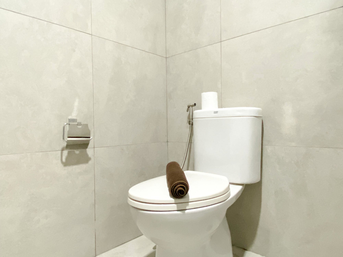 Bathroom 5, Simple And Cozy Stay Studio Pollux Chadstone Apartment, Cikarang