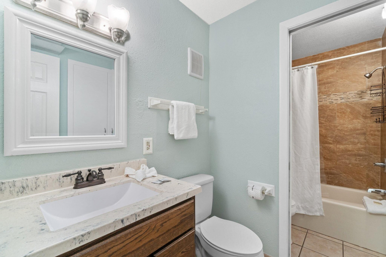Bathroom 4, The Summit 108, Bay