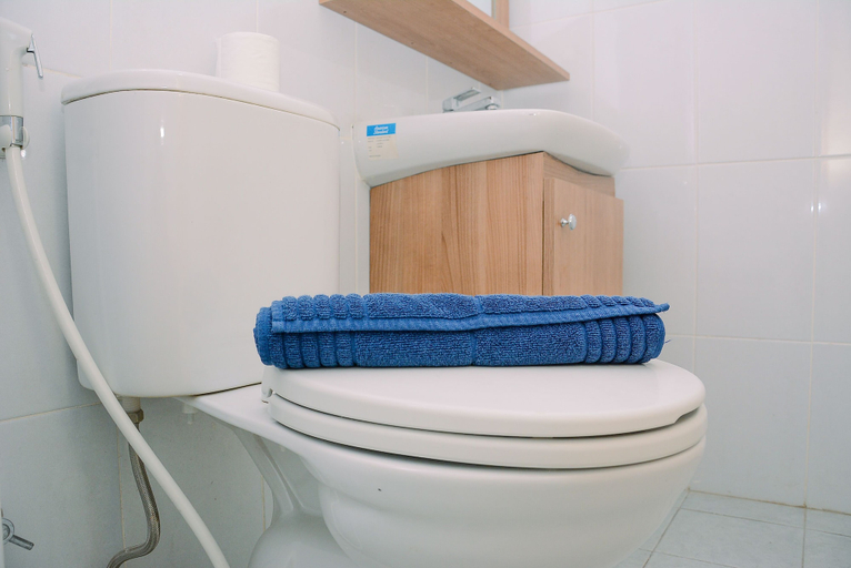 Bathroom 2, Chic Studio at Patraland Urbano Apartment, Bekasi