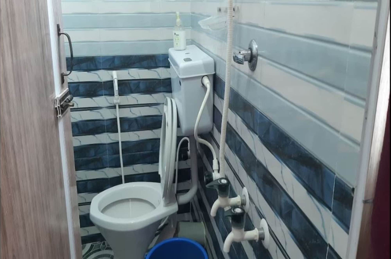 Bathroom, Hotel Royal Inn, Gomati