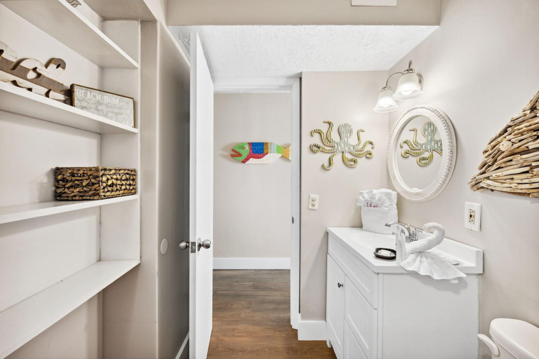 Bathroom, The Summit 1322, Bay