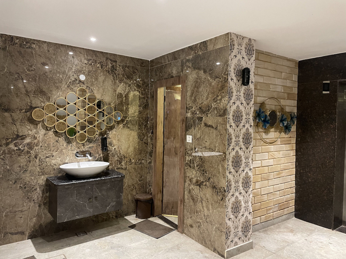 Bathroom, Hotel Classic Hills, Kangra