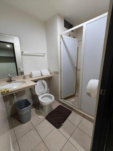 Bathroom 3, Hotel Montreal, León
