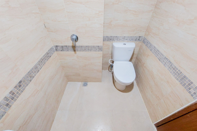 Bathroom 2, Good Price And Homey Studio Apartment At B Residence, South Tangerang