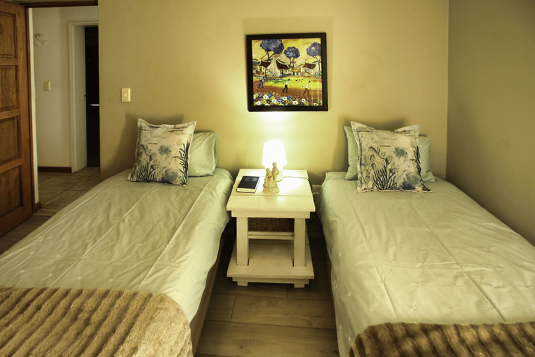 Bedroom 2, Dalene se Seehuis Langebaan 8-sleeper, West Coast