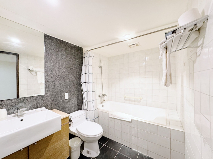 Bathroom 4, Yoai Nemuru Inn, Tainan