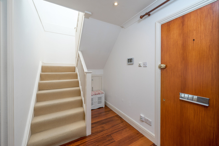 Others 4, Deluxe 2Bed Duplex Apartment & parking, London