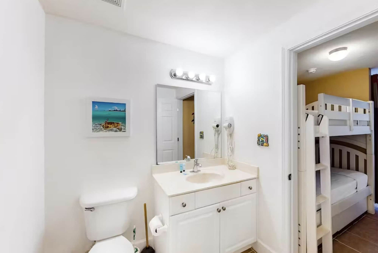 Bathroom, Tidewater 1113, Bay