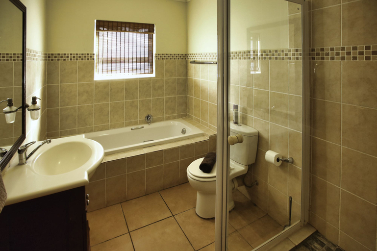 Bathroom 3, Dalene se Seehuis Langebaan 8-sleeper, West Coast