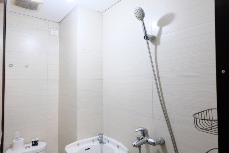 Bathroom 3, Homey Designed Studio Apartment At Gateway Pasteur, Bandung