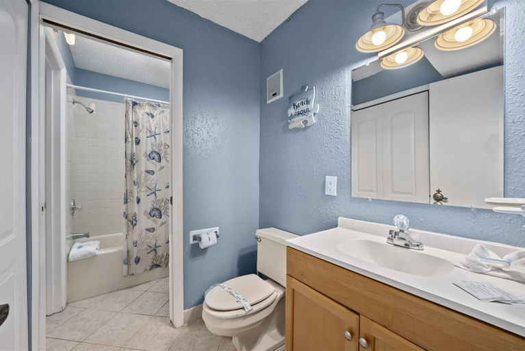 Bathroom, The Summit 613, Bay